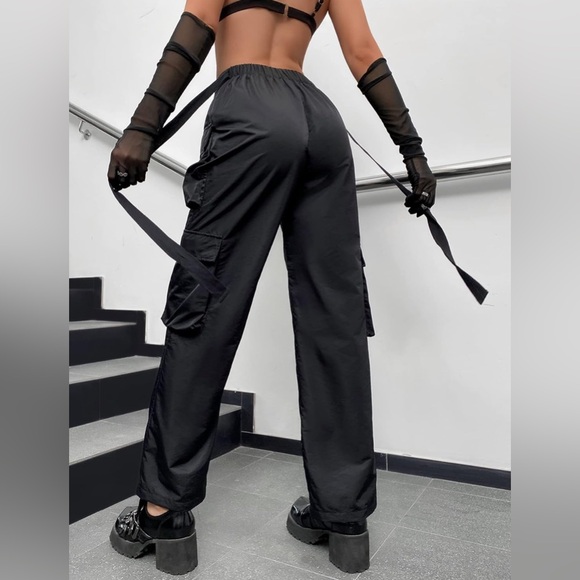 Floerns Women's Streetwear Asymmetrical Waist Flap Pocket Cargo Pants - Picture 3 of 9